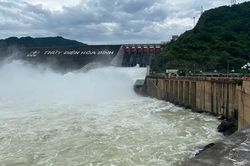Tối nay, Thủy điện Hòa Bình mở tiếp cửa xả đáy thứ năm