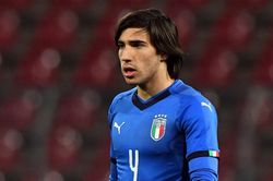 Bóng đá hôm nay 15/6: Real mua sao Milan thay Modric, Bayern ra giá bán Lewandowski