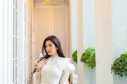 Hoa hậu Trân Đài tinh tế cùng bộ sưu tập sắc trắng mùa Hè