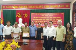 Trao tiền hỗ trợ xây dựng nhà tình nghĩa cho thân nhân liệt sỹ ở Kỳ Sơn