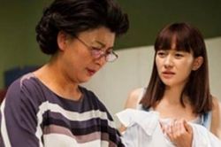 Về chơi nhà bạn trai, tôi bật khóc khi nhìn thấy mẹ đẻ hì hụi rửa 20 mâm bát phía sau nhà