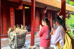 Sĩ tử đến Văn Miếu xin chữ, cầu may cho kỳ thi tuyển sinh 10