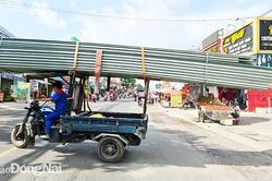 Xe ba gác chở tôn 'siêu' dài
