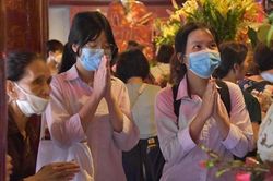 Sĩ tử thành kính dâng hương tại Văn Miếu - Quốc Tử Giám trước kì thi tuyển sinh vào 10