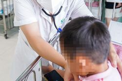 Ký sinh trùng dài 4 cm trong khí quản bé trai
