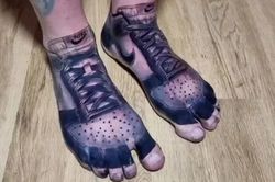 Người đàn ông Anh xăm hình giày thể thao lên chân