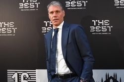 Van Basten: 'Ai nói Ronaldo giỏi hơn Messi là không hiểu gì về bóng đá'