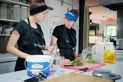 Doanh nghiệp Canada tìm đến thiếu niên để bù đắp 'lỗ hổng' lao động