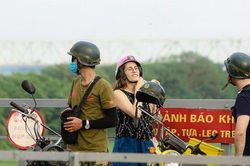 Hà Nội: Người dân ngó lơ cảnh báo và biển cấm tại cầu Long Biên