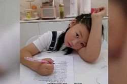 Bạn nhỏ lớp 2 được mẹ cho thử sức với đề thi Đại học môn tiếng Anh, kết quả khiến mọi người ngỡ ngàng