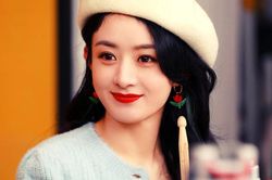 Triệu Lệ Dĩnh lộ diện xinh xuất sắc nhưng thái độ 'lồi lõm' của vệ sĩ mới đáng chú ý