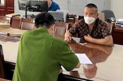 Đang chờ xử ly hôn, giật phăng tài liệu trên tay nữ thẩm phán