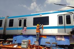 Hai toa tàu metro bị bôi bẩn được khôi phục như ban đầu