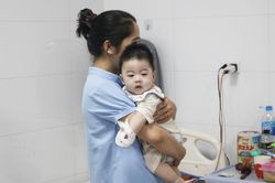 Nắng nóng, trẻ nhập viện vì viêm phổi tăng
