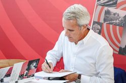 'Trên mảnh đất kiên cường' - tấm lòng yêu mến Việt Nam của Wayne Besant, CEO AIA Việt Nam