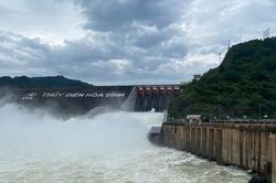 EVN lo thiếu điện khi đang xả lũ quá tay