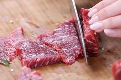 Cha mẹ làm điều này, con trai bị 'quái vật' ký sinh