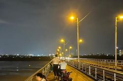 Tụ tập hóng gió trên cầu Long Biên bất chấp sự cố đe dọa tính mạng
