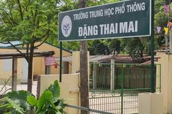 Một trường THPT ở Hà Nội có nguy cơ giải thể, học sinh và giáo viên như ngồi trên lửa