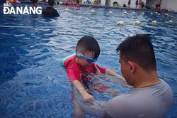 Nhộn nhịp các lớp học bơi trong mùa hè