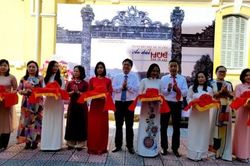 Văn hóa - Nghệ thuật Thông tin văn hóa Khai mạc không gian trưng bày 'Một số tư liệu về áo dài Huế - xưa và nay'