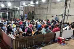 TPHCM: Đánh úp sòng bạc có 126 đối tượng, thu giữ hơn 1,2 tỷ đồng