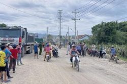 Xe ben va chạm xe máy, 2 người chết, 1 người bị thương