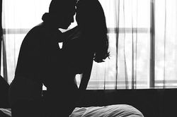 Phát hiện bạn trai lên giường với người đàn bà khác khi đang bầu 4 tháng, cách xử trí của cô gái mới khiến anh ta phải ngỡ ngàng