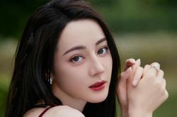 Địch Lệ Nhiệt Ba căng thẳng vì bạo lực mạng