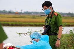 Thi thể nam giới phân hủy nổi trên sông Tiên