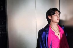 V BTS khoe ngực trần và vóc dáng vạn người mê trên Instagram