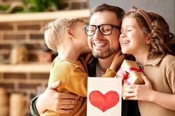 Gợi ý quà tặng ấn tượng và ý nghĩa nhân Ngày của Cha