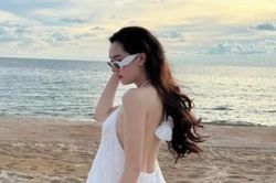 Á hậu Tường San điệu đà cùng váy đầm và phụ kiện đơn sắc trắng tôn dáng ngày Hè