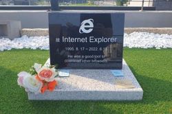 Người Hàn Quốc lập bia mộ cho Internet Explorer