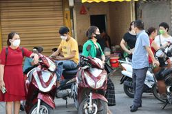 Phụ huynh Hà Nội hồi hộp chờ con thi trong nắng nóng