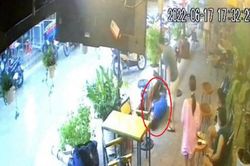 Clip: Ngồi trong quán cà phê, thanh niên bất ngờ ngã gục sau tiếng sét