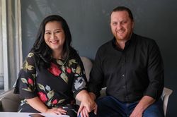 Đêm tối mở ra ánh sáng cho Aaron Toronto và Nhã Uyên