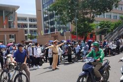 Cảnh sát giao thông Thủ đô 'đội nắng', hướng dẫn thí sinh ra về sau khi kết thúc môn thi cuối cùng