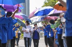 'Áo xanh' Thủ đô tiếp nước, che ô và đưa đón thí sinh đến điểm thi