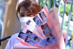 Người mẹ tặng con gái bó hoa 'thần tượng K-Pop' sau buổi thi vào lớp 10