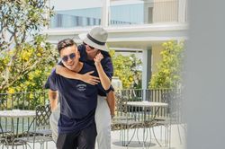 Cưng vợ như chồng sắp cưới của MC Liêu Hà Trinh: Vợ than chán, bỏ hẳn 2 ngày dắt đi biển ngay và luôn
