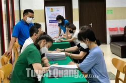 Trên 200 đoàn viên, công nhân, viên chức, lao động khám tư vấn chuyên gia về sức khỏe