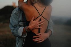 Đàn ông nếu ôm bạn theo 3 cách này thực sự có bạn trong tim