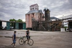 Thế giới thiếu lương thực, Ukraine lại lo không có chỗ chứa ngũ cốc