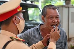 Tài xế cắn ống đo nồng độ cồn khi bị kiểm tra