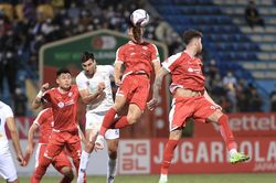 Chờ bước chuyển mình của V-League
