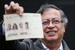 Colombia bầu nhà lãnh đạo cánh tả Gustavo Petro làm tổng thống