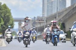 Nắng nóng đỉnh điểm ảnh hưởng lớn đến đi lại, sinh hoạt của nhiều người dân Hà Nội
