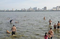 Nắng nóng đỉnh điểm, người dân Hà Nội đổ xô ra Hồ Tây tắm mát