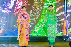 Chiêm ngưỡng áo dài-hanbok tỏa sáng ở biển Nha Trang